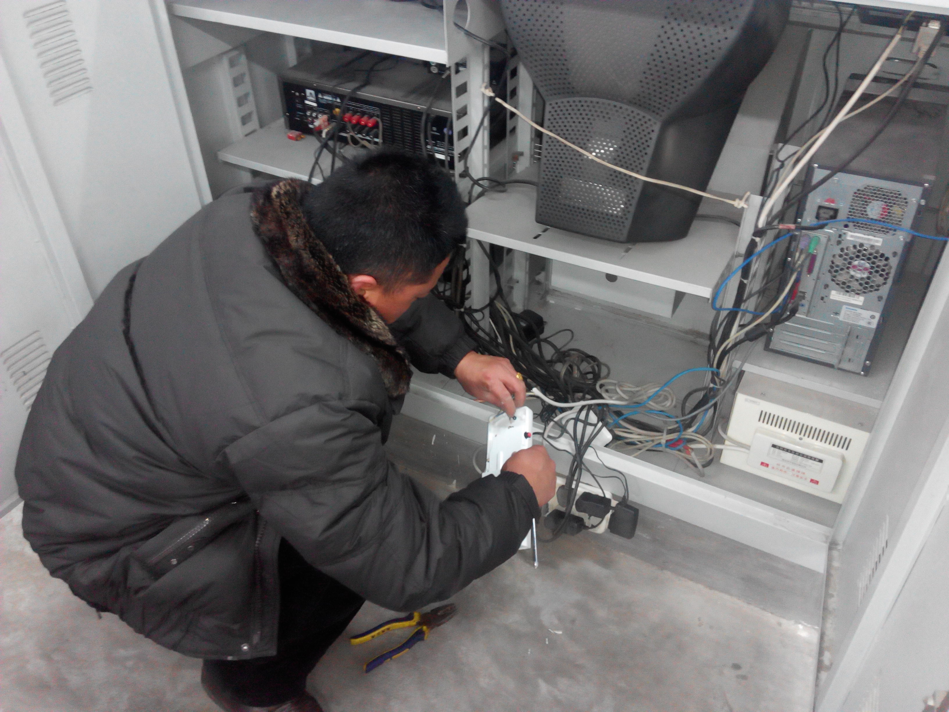 网络中心利用假期积极进行多媒体教室维护检修